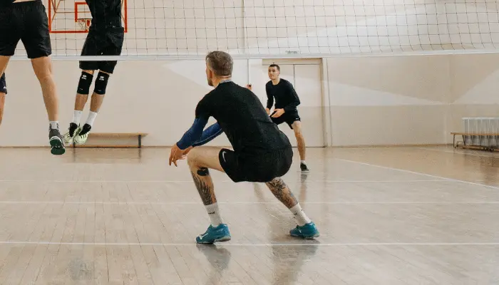 Posición de las piernas en el golpe de antebrazo en el voleibol