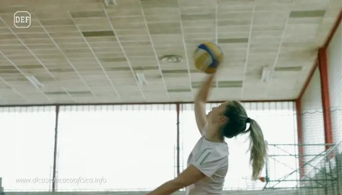 Batida na bola para serviço por cima no Voleibol